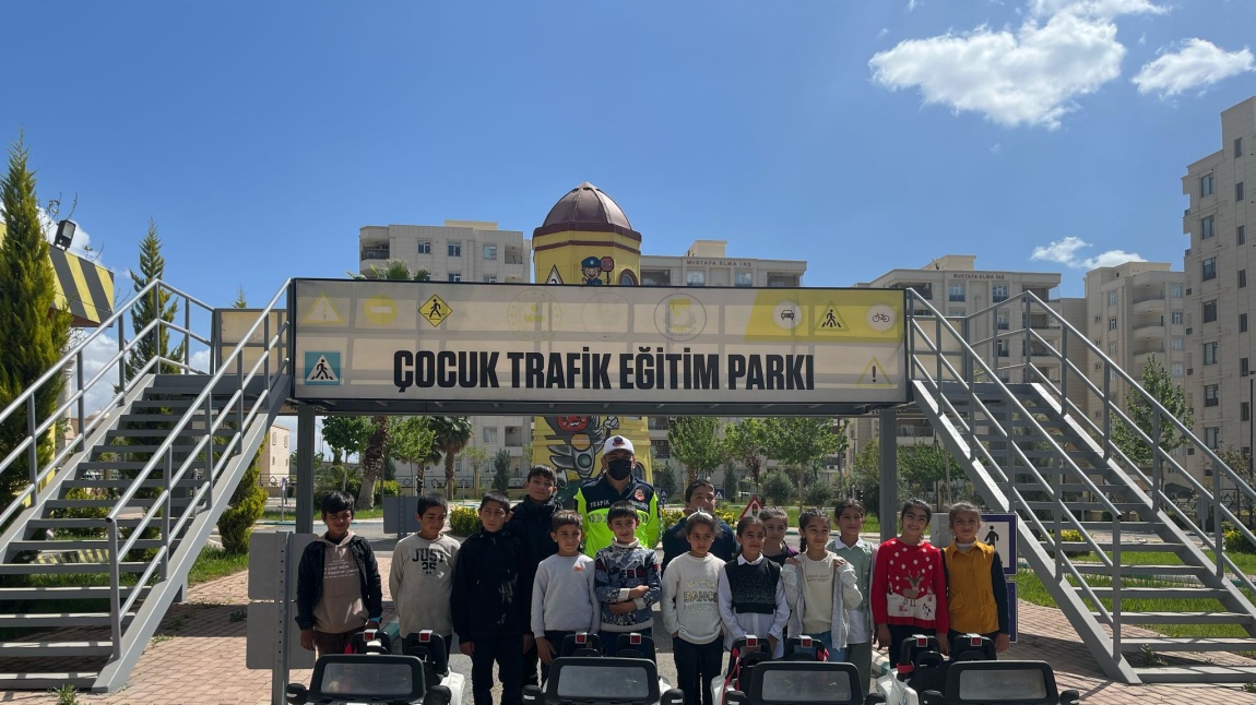 4.SINIF ÖĞRENCİLERİMİZ HALİLİYE ÇOCUK TRAFİK EĞİTİM PARKI'NDA HEM EĞLENDİLER HEM DE ÖĞRENDİLER.